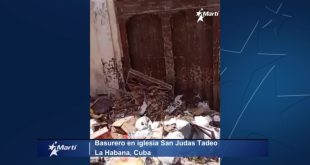 Basurero bloquea entrada a una iglesia en La Habana Vieja