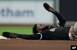 Luis Robert Jr., de los Medias Blancas de Chicago, reacciona tras ser sorprendido robando la segunda base durante la sexta entrada del partido de béisbol contra los Astros de Houston, l sábado 17 de agosto de 2024, en Houston. (AP Photo/Kevin M. Cox)