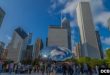 Visitantes y locales se reunieron alrededor de la gigantesca escultura de la primera obra pública al aire libre del artista británico Anish Kapoor titulada “Cloud Gate” instalada en el Millennium Park de Chicago.