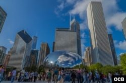 Visitantes y locales se reunieron alrededor de la gigantesca escultura de la primera obra pública al aire libre del artista británico Anish Kapoor titulada “Cloud Gate” instalada en el Millennium Park de Chicago.