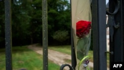 Una rosa roja en la entrada de la residencia del fallecido actor francés Alain Delon, en Douchy, central Francentro de Francia, este 18 de agosto de 2024.