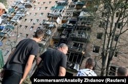 Un edificio residencial de varios pisos, que según las autoridades locales fue alcanzado por los escombros de un misil ucraniano destruido durante el conflicto entre Rusia y Ucrania en Kursk. (Kommersant Photo/Anatoliy Zhdanov via REUTERS)