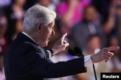 El expresidente estadounidense Bill Clinton habla en el tercer día de la Convención Nacional Demócrata (DNC) en el United Center, en Chicago, Illinois, EE. UU., el 21 de agosto de 2024. REUTERS/Mike Blake