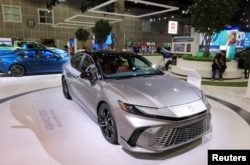 FOTO DE ARCHIVO: Un Toyota Camry se exhibe en el Salón del Automóvil de Los Ángeles en Los Ángeles, California, el 16 de noviembre de 2023. REUTERS/David Swanson/Foto de archivo