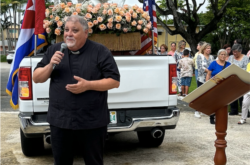 El padre José Joaquín Espino, rector del Santuario de la Ermita de la Caridad, en la procesión de la imagen de la Virgen de la Caridad del Cobre.