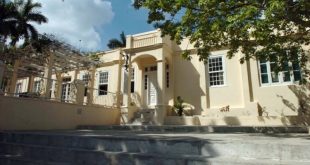 Aguas albañales corren frente a la Casa de Ernest Hemingway en Cuba