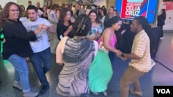 Asistentes bailan durante una noche de celebración a la "Reina de la Salsa" Celia Cruz como hito hispano en EEUU en el Museo Nacional de Historia Estadounidense, el 20 de septiembre de 2024.