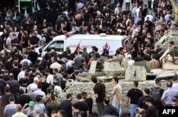 Una ambulancia llega después de que se reportara la explosión de un dispositivo durante el funeral de las personas que murieron cuando cientos de dispositivos buscapersonas explotaron en los suburbios del sur de Beirut el 18 de septiembre de 2024. (Foto Fadel ITANI / AFP)