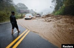 Una carretera inundada en las afueras de Boone, Carolina del Norte, EE. UU., 27 de septiembre de 2024. REUTERS/Jonathan Drake