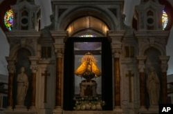 La Virgen en la Basílica Santuario Nacional consagrada a la Patrona de Cuba, en El Cobre, Santiago de Cuba.