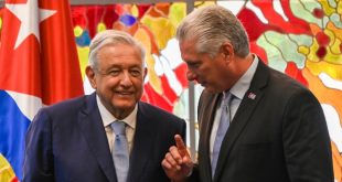 Con un pie fuera del poder, AMLO acelera contratación de más médicos cubanos