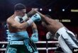 Erislandy Lara golpea a Danny García en la pelea por el título de peso mediano, el sábado 14 de septiembre, en Las Vegas. (Foto AP/John Locher)