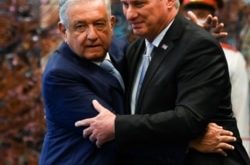 López Obrador abraza a Díaz-Canel en el Palacio de la Revolución, La Habana, el 8 de mayo de 2022.