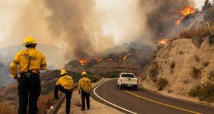 Emergencia en EE.UU.: El incendio Line provoca la evacuación de miles y amenaza a más de 35.000 viviendas en el sur de California