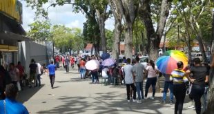 Fanáticos se calan largas colas para comprar boletos del partido de La Vinotinto y Argentina