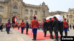 La presidenta de la república, Dina Ercilia Boluarte Zegarra, recibió el cortejo fúnebre del exjefe de Estado, Alberto Fujimori. (Cortesía Presidencia del Perú)