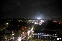 Se ve una calle desierta mientras llueve intensamente antes de que el huracán Helene toque tierra en Tallahassee, Florida, el 26 de septiembre de 2024.