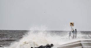 Huracán Helene toca tierra el jueves por la noche y Florida trata de resistir el temporal.