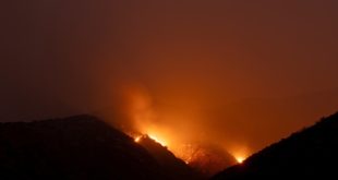 Incendio forestal al este de Los Ángeles amenaza 35.000 casas y edificios