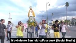 Artistas y activistas cubanos, entre ellos Luis Manuel Otero Alcántara, en procesión simbólica de la Virgen de la Caridad, en La Habana. (Movimiento San Isidro/Facebook)