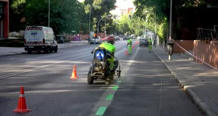 Un operario de movilidad del Ayuntamiento de Madrid pintando la nueva zona SER en el distrito de Chamartín.