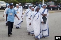 Las monjas caminan hacia la entrada principal del aeropuerto internacional de Port Moresby, Papúa Nueva Guinea, el 6 de septiembre de 2024, antes de la llegada del papa Francisco.