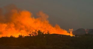 Un incendio al este de Los Ángeles obligó a la evacuación de cientos de residentes.