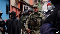 Soldados, guardias nacionales y policías acordonan el sitio donde el sacerdote católico Marcelo Pérez fue asesinado en un ataque armado después de asistir a misa en una iglesia en San Cristóbal de las Casas, estado de Chiapas, México, el domingo 20 de octubre de 2024. AP