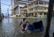 Un hombre camina por una calle inundada en La Habana debido al paso del huracán Milton el 9 de octubre de 2024.