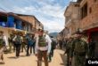 El ministro de Defensa de Colombia, Iván Velásquez, en una de las calles de El Plateado, tras la operación militar del ejército colombiano que se hizo con el control del pueblo. [Foto: Cortesía: Ejército de Colombia].