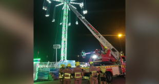 Bomberos de Zaragoza con la autoescala frente a la atracción.