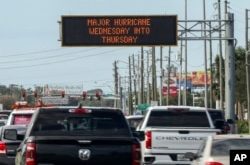 La señalización de la autopista anuncia la inminente llegada del huracán Milton y las zonas de evacuación el martes 8 de octubre de 2024, en Port Richey, Florida (Foto AP/Mike Carlson)