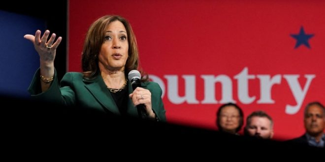 Harris habla de oportunidades económicas para los hombres latinos; Trump la insulta