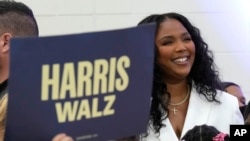 Lizzo asiste a un evento de campaña para la vicepresidenta candidata presidencial demócrata Kamala Harris en la escuela secundaria Western International en Detroit, el sábado 19 de octubre de 2024.