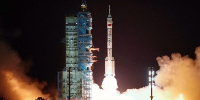 La nave Shenzhou-19 con tres astronautas a bordo llegó a la estación espacial china Tangong