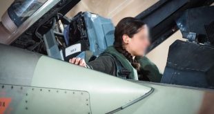 Una mujer pilotando uno de los aviones del ataque a Irán.