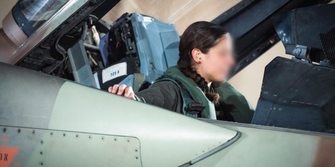 Una mujer pilotando uno de los aviones del ataque a Irán.