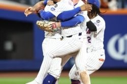 Los Mets de Nueva York Pete Alonso (20), l campocorto Luisangel Acuña (2), José Iglesias (11) Francisco Lindor (12) celebran derrota a los Filis de Filadelfia en los Playoffs de la MLB 2024 en el Citi Field. 09/10/2024 (Wendell Cruz-Imagn Images)