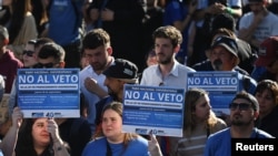 Estudiantes universitarios argentinos, sindicatos y grupos sociales protestan contra la promesa del presidente argentino, Javier Milei, de vetar una ley para financiar las universidades, en Buenos Aires, Argentina, el 2 de octubre de 2024.