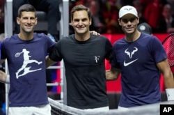 Desde la izquierda, el serbio Novak Djokovic, el suizo Roger Federer y el español Rafael Nadal asisten a una sesión de entrenamiento previa al torneo de tenis Laver Cup en el O2 de Londres, el jueves 22 de septiembre de 2022. (AP Photo/Kin Cheung, Archivo)