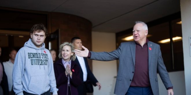 Tim Walz, su esposa y su hijo, votan anticipadamente en Minnesota