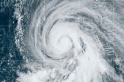 En esta imagen de satélite, proporcionada por la Oficina Nacional de Administración Oceánica y Atmosférica de Estados Unidos (NOAA, por sus siglas en inglés), se ve el huracán Kirk el miércoles 2 de octubre de 2024 en el océano Atlántico. (NOAA vía AP)