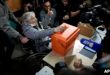 El expresidente José “Pepe” Mujica emite su voto en una urna durante una jornada para elegir presidente, vicepresidente, senadores y diputados, en Montevideo. (AP/Natacha Pisarenko)