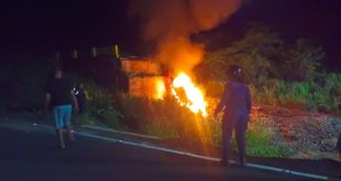 Vehículo se incendia tras accidente en la carretera Falcón – Zulia (+video)