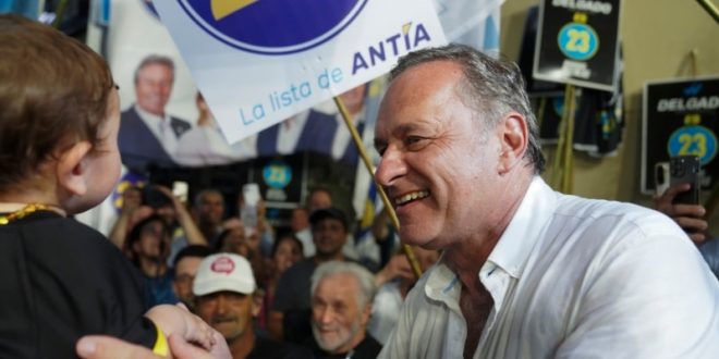 Veterinario y guía presidencial, Álvaro Delgado tiene el reto de sostener al oficialismo en Uruguay