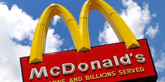 Vinculan hamburguesas de McDonald's con brote de E. coli que enfermó a 49 personas en EEUU