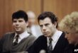 Lyle Menéndez, a la izquierda, y Erik Menéndez aparecen sentados junto a la abogada defensora Leslie Abramson, a la derecha, en el Tribunal Municipal de Beverly Hills durante una audiencia, el 26 de noviembre de 1990. (Foto AP/Nick Ut, Archivo)