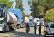 Camiones permanecen detenido a ambos lados de la carretera durante un bloqueo de carreteras organizado por partidarios del expresidente de Bolivia, Evo Morales, en contra del gobierno del presidente Luis Arce, en Epizana, Bolivia, el 17 de octubre de 2024. REUTERS/Patricia Pinto