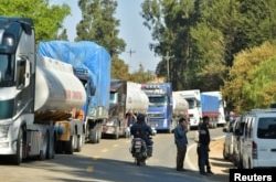 Camiones permanecen detenido a ambos lados de la carretera durante un bloqueo de carreteras organizado por partidarios del expresidente de Bolivia, Evo Morales, en contra del gobierno del presidente Luis Arce, en Epizana, Bolivia, el 17 de octubre de 2024. REUTERS/Patricia Pinto