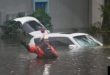 Los socorristas en el agua afuera de un complejo de apartamentos que se inundó y se desbordó un arroyo debido al huracán Milton el 10 de octubre de 2024 en Clearwater, Florida.